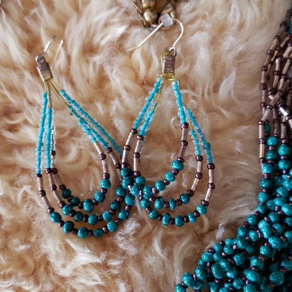 Necklaces and a matching earring - Picture 4 of 6
